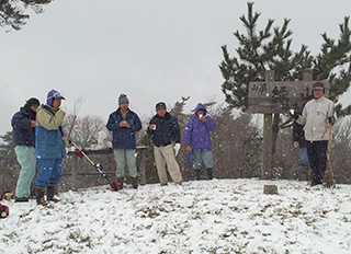 緑山に雪が降る