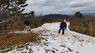 雪の中での草刈り